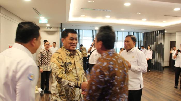 PERTEMUAN - Gubernur Sulawesi Utara Mayjen TNI (Purn) Yulius Selvanus Komaling melakukan pertemuan dengan Menteri Kelautan dan Perikanan RI beserta jajaran pejabat eselon I Kementerian Kelautan dan Perikanan (KKP), Senin (3/11/2025).