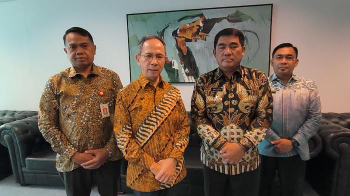 TANDA TANGAN - Gubernur Sulawesi Utara, Yulius Selvanus Komaling (YSK), menandatangani Naskah Perjanjian Hibah Daerah (NPHD) dan Berita Acara Serah Terima (BAST) antara Pemerintah Provinsi Sulawesi Utara dan Otoritas Jasa Keuangan (OJK) dalam sebuah acara resmi yang digelar di Jakarta, Rabu (5/10/2025).