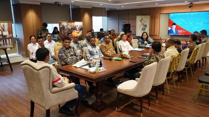 PERTEMUAN - Gubernur Yulius Selvanus Komaling (YSK) bergerak cepat memperjuangkan kebutuhan hunian layak bagi warga Sulawesi Utara. Langkah strategis itu diwujudkan melalui pertemuan intensif bersama Menteri Perumahan dan Kawasan Permukiman (PKP) Maruarar Sirait, Jumat (27/2/2026) di kantor Kementerian PKP.