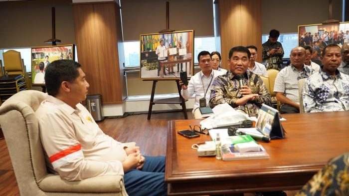 PERTEMUAN - Gubernur Yulius Selvanus Komaling (YSK) bergerak cepat memperjuangkan kebutuhan hunian layak bagi warga Sulawesi Utara. Langkah strategis itu diwujudkan melalui pertemuan intensif bersama Menteri Perumahan dan Kawasan Permukiman (PKP) Maruarar Sirait, Jumat (27/2/2026) di kantor Kementerian PKP