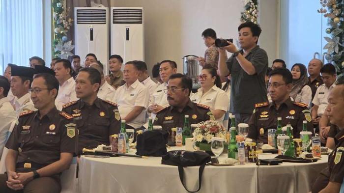 KERJA SAMA - Pemerintah Provinsi Sulut bersama Kejaksaan Tinggi Sulut menandatangani Memorandum of Understanding (MoU) serta Perjanjian Kerja Sama mengenai penerapan pidana kerja sosial bagi pelaku tindak pidana ringan