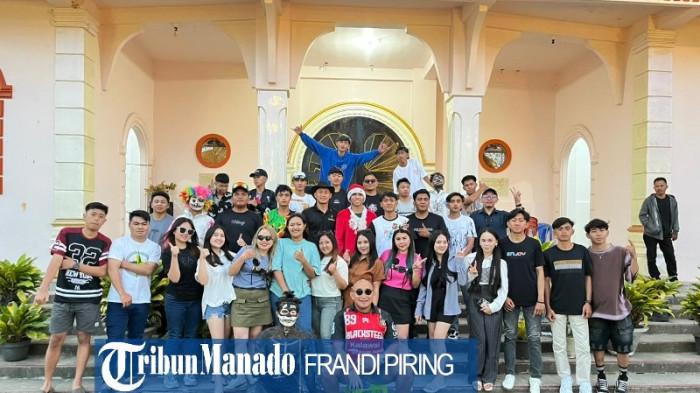 SINTERKLAS - Rombongan Santa Claus (Sinterklas) yang disponsori Kompelsus Pemuda Jemaat GMIBM Imanuel Sinsingon saat berkunjung ke salah satu rumah balita di Desa Sinsingon Timur, Bolaang Mongondow, Sulawesi Utara, Jumat, 26 Desember 2025. Foto bersama keluarga balita adik Ozzy Runtunuwu.