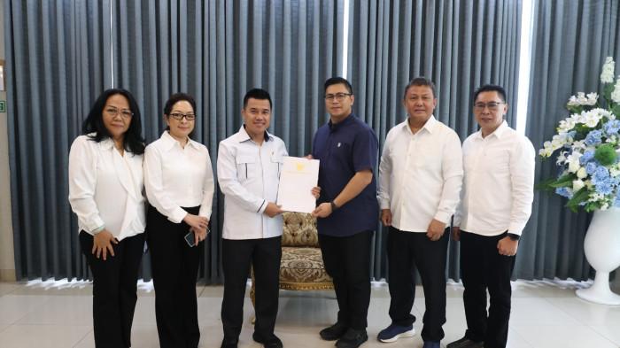 SK - Penyerahan Surat Keputusan (SK) sekaligus rapat perdana Timsus yang digelar di Wisma Negara Bumi Beringin, Manado, Sabtu (24/1/2026). Gubernur Sulut YSK menegaskan, keberadaan Timsus menjadi instrumen penting Pemerintah Provinsi Sulawesi Utara.
