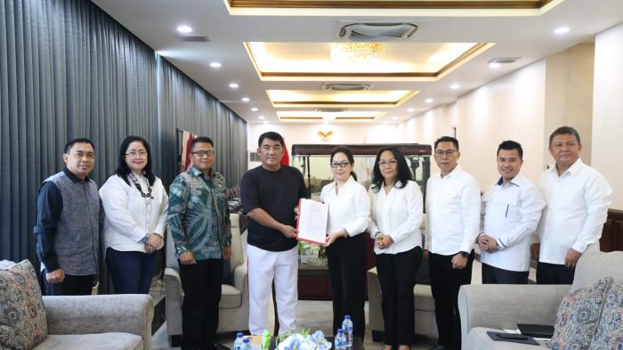 SK - Penyerahan Surat Keputusan (SK) sekaligus rapat perdana Timsus yang digelar di Wisma Negara Bumi Beringin, Manado, Sabtu (24/1/2026). Gubernur YSK menegaskan, keberadaan Timsus menjadi instrumen penting Pemerintah Provinsi Sulawesi Utara