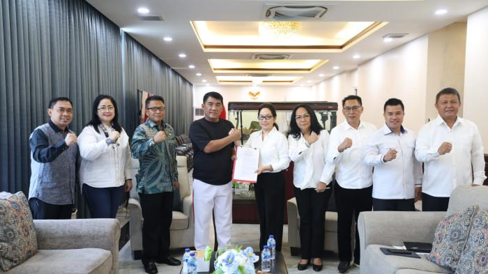 SK - Penyerahan Surat Keputusan (SK) sekaligus rapat perdana Timsus yang digelar di Wisma Negara Bumi Beringin, Manado, Sabtu (24/1/2026). Gubernur Sulut YSK menegaskan, keberadaan Timsus menjadi instrumen penting Pemerintah Provinsi Sulawesi Utara.