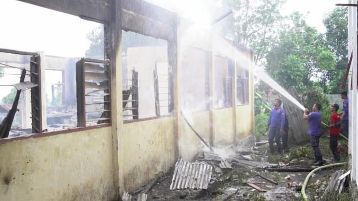 Breaking News: Gedung SMP Negeri 5 Danowudu Kota Bitung Terbakar, Pemadaman Api Sedang Dilakukan