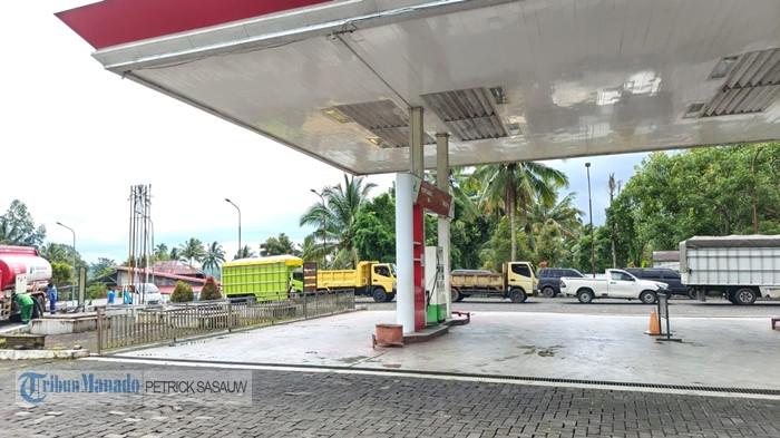 SPBU - Antrean Kendaraan di  SPBU 74.956.04 Sonder, Sulawesi Utara, Minggu (19/4/2026). Tampak puluhan kendaraan tampak mengular hingga beberapa meter dari area SPBU. Didominasi truk dan bus.