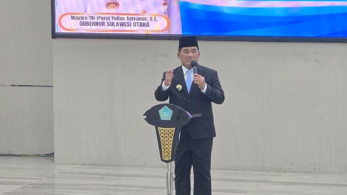 SUMPAH JANJI - Gubernur Sulut, Yulius Selvanus Komaling (YSK) baru saja melantik dan mengambil sumpah/janji 134 pegawai Jabatan Administrator (Eselon III) dan Jabatan Pengawas (Eselon IV) di lingkup Pemprov Sulut. Dalam momen sakral tersebut, Yulius memberikan 