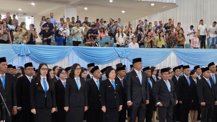 SUMPAH JANJI - Gubernur Sulut, Yulius Selvanus Komaling (YSK) baru saja melantik dan mengambil sumpah/janji 134 pegawai Jabatan Administrator (Eselon III) dan Jabatan Pengawas (Eselon IV) di lingkup Pemprov Sulut. Dalam momen sakral tersebut, Yulius memberikan 