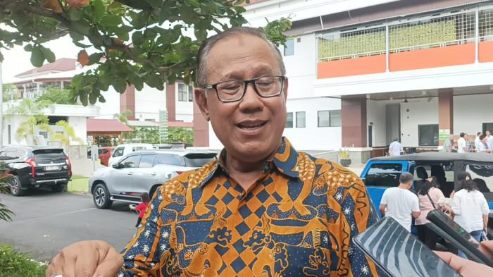 SAKSI AHLI - Prof Dr Juajir Sumardi tampil sebagai saksi ahli pihak Terdakwa dalam sidang lanjutan kasus dugaan korupsi dana hibah dari Pemprov Sulut ke GMIM, Kamis (6/11/2025) di Pengadilan Negeri Manado di Kelurahan Kima Atas, Kecamatan Mapanget, kota Manado, provinsi Sulawesi Utara. Akademisi dari Unhas ini tampil sebagai ahli bidang keuangan negara dan Hukum Ekonomi. 