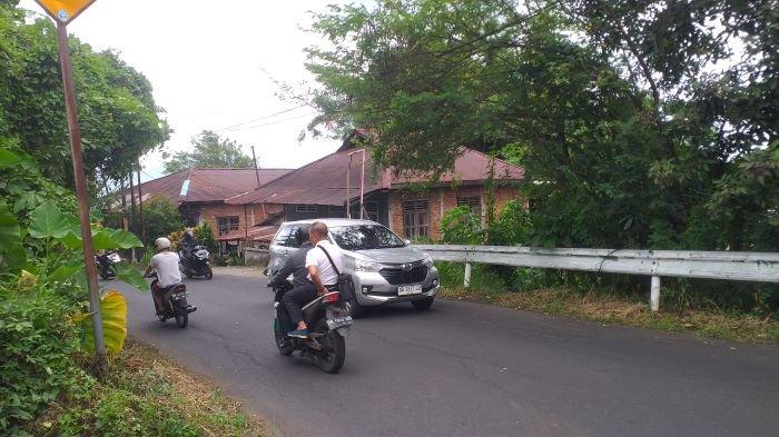 Salah satu titik di Jalan Pumorow, Kecamatan Tikala, Kota Manado, Sulawesi Utara, yang tak rata, sering amblas, dan berlubang, Kamis (14/3/2024).