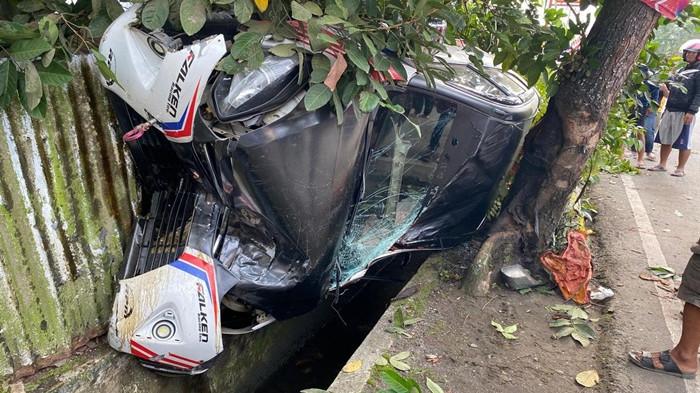 Kecelakaan di Kotamobagu Sulut, Mobil Oleng Tabrak Pagar Rumah Warga Hingga Ringsek