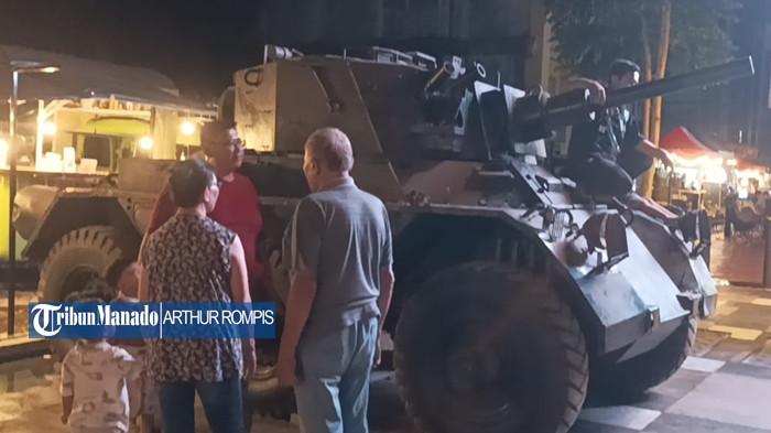 TANK - Satu unit tank terparkir di kawasan kuliner Food Truck, depan eks Blue Banter, Jalan Pierre Tendean, Kecamatan Wenang, Kota Manado, Sulut, Kamis (13/11/2025) malam. Para pengunjung terkesan.