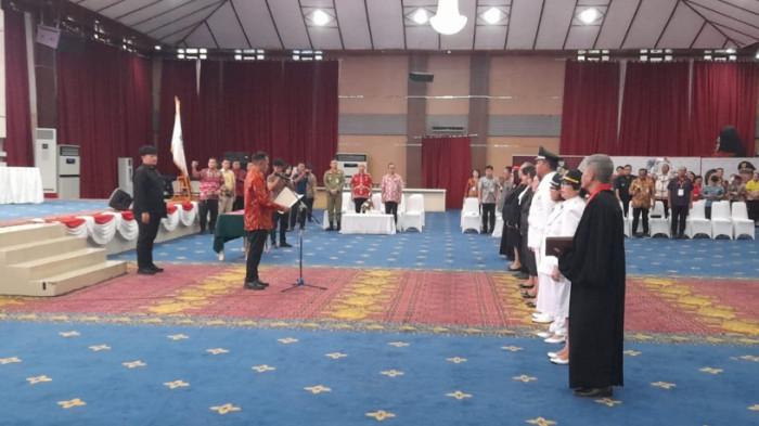 LANTIK: Sebanyak 11 pejabat administrator, pengawas, dan Kepala Puskesmas menjalani pengambilan sumpah jabatan pada Kamis (23/10/2025) siang. Acara tersebut dilaksanakan di aula kantor Wali Kota Manado di Kelurahan Tikala Ares, Kecamatan Tikala.