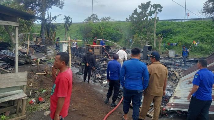KEBAKARAN - Sebanyak tiga rumah semi permanen hangus terbakar di Minahasa Utara, Sulut, Senin (5/1/2025). Ini kronologi peristiwa kebakaran di gang atau lorong Telkom desa Kauditan.