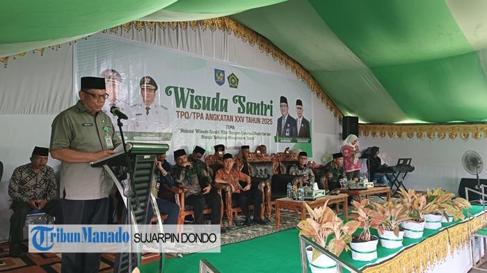 WISUDA - Sekda Bolmong Abdullah Mokoginta saat memberikan sambutan di acara wisuda ribuan santri angkatan XXV Tahun 2025 se-Bolmong Sulawesi Utara di kompleks kantor Bupati Bolmong, Kamis (13/11/2025). 