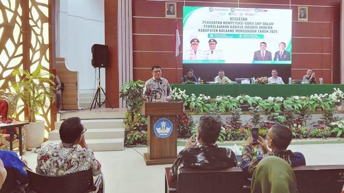 PELATIHAN: Sekda Bolmong Abdullah Mokoginta sekaligus Plt Dinas Pendidikan saat membuka kegiatan pelatihan penguatan kompetensi guru SMP dalam pembelajaran Bahasa Inggris modern tahun 2025 di aula Sam Ratulangi BPMB Sulawesi Utara. Abdullah Mokoginta menekankan pentingnya peningkatan kapasitas pendidik di tengah berkembangnya metode pembelajaran bahasa yang semakin dinamis.