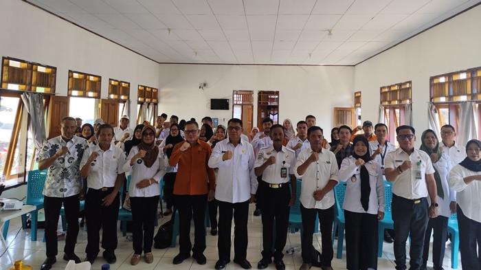 Sekretaris Daerah Abdullah Mokoginta dan jajaran pemerintah di kantor kelurahan inobonto