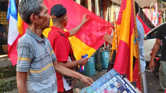 Selasa (2/6/2026). Selain bendera, ada sticker hingga jadwal pertandingan.