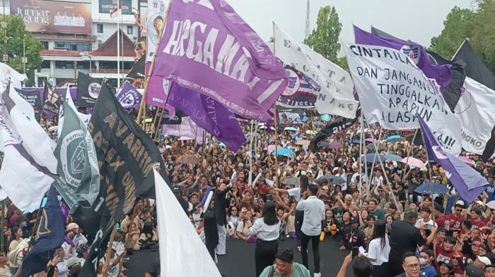 GMIM - Selebrasi dan HUT ke-100 Pemuda GMIM di Lapangan Sparta Tikala Manado berlangsung meriah, Senin (6/4/2026). Puncak kegiatan itu adalah peniupan lilin HUT ke-100 Pemuda GMIM.