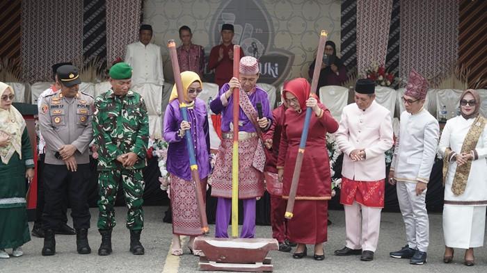 HUT BOLAANG UKI- Semarak peringatan Hari Ulang Tahun (HUT) ke-176 Kecamatan Bolaang Uki berlangsung meriah di Alun-Alun Molibagu, Senin 27 Oktober 2025. Bupati Iskandar Kamaru menegaskan bahwa Bolaang Uki memiliki peran penting dalam lahirnya Kabupaten Bolsel.
