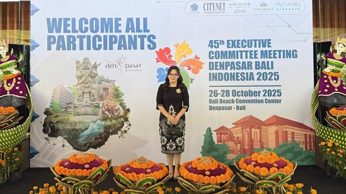 TAMPIL - Wakil Wali Kota Tomohon, Sendy Gladys Adolfina Rumajar saat hadir di acara Executive Committee (ExCom) Meeting CityNet Asia Pacific ke-45 tahun 2025, yang digelar di Denpasar, Bali, 26–28 Oktober 2025. Wali Kota Tomohon Caroll Senduk, juga hadir dalam kegiatan tersebut sebagai Presiden CityNet Chapter Indonesia.