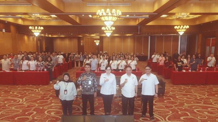TUTUP KEGIATAN - Wakil Wali Kota Tomohon, Sendy G. A. Rumajar resmi menutup kegiatan Pembinaan Penatausahaan Keuangan Daerah dan Capacity Building Lancar SP2D. Kegiatan berlangsung di Swisbell Hotel Maleosan Manado, Rabu (22/10/2025) dihadiri para pengurus keuangan perangkat daerah.