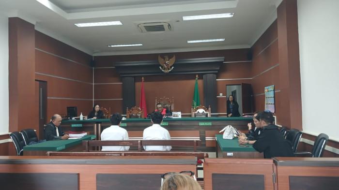 SIDANG - Sidang kasus pembunuhan Alberto Benedict Joel Tanos dengan terdakwa Razyah Aditia Achmad alias Aca di Pengadilan Negeri Manado, Jalan Adipura Raya, Kima Atas, Mapanget, Manado, Sulawesi Utara, kembali ditunda. Seharusnya, sidang dengan agenda pemeriksaan saksi verbal diselenggarakan pada Rabu (29/4/2026).