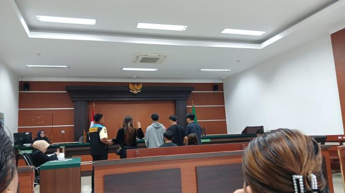 SIDANG - Sidang kasus pembunuhan Godbless Rio Solang dengan terdakwa Valentino Parengkuan kembali digelar di Pengadilan Negeri Manado, Jalan Adipura Raya, Kima Atas, Mapanget, Manado, Sulawesi Utara, Rabu (20/5/2026).