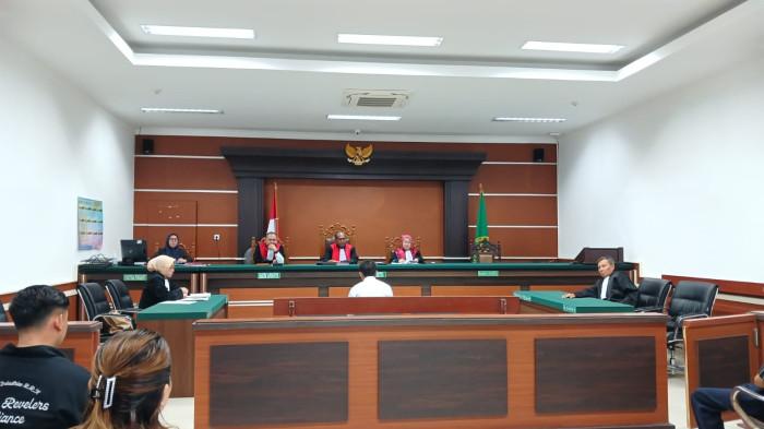 SIDANG - Sidang kasus pembunuhan Godbless Solang dengan terdakwa Valentino Parengkuan kembali digelar di Pengadilan Negeri Manado, Jalan Adipura Raya, Kima Atas, Mapanget, Manado, Sulawesi Utara, Rabu (20/5/2026).