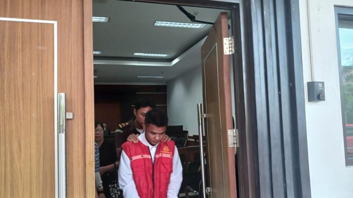 TERDAKWA - Terdakwa kasus pembunuhan anak Godbless Solang, Valentino Parengkuan, usai sidang di Pengadilan Negeri Manado, Jalan Adipura Raya, Kima Atas, Mapanget, Manado, Sulawesi Utara, Rabu (10/6/2026).
Sidang dipimpin Ketua Majelis Hakim, Thobias Benggian.