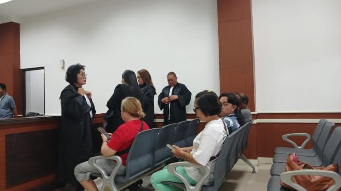SIDANG PEMBUNUHAN - Suasana sidang kasus pembunuhan cucu pengusaha terkenal di Sulawesi Utara Tony Tanos, Joel Tanos. Sidang dengan agenda pemeriksaan saksi dari JPU ini berlangsung di Pengadilan Negeri Manado, Senin (9/2/2026).