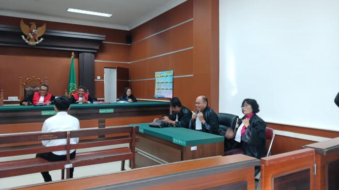 SIDANG -  Sidang lanjutan kasus pembunuhan Alberto Benedict Joel Tanos alias Beto dengan terdakwa Razyah Aditia Achmad alias Aca kembali digelar di Pengadilan Negeri Manado, Jalan Adipura Raya, Kima Atas, Mapanget, Manado, Sulawesi Utara, Rabu (20/5/2026).