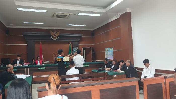 SIDANG - Sidang lanjutan kasus pembunuhan Alberto Benedict Joel Tanos dengan terdakwa Razyah Aditia Achmad alias Aca kembali digelar di Pengadilan Negeri Manado, Jalan Adipura Raya, Kima Atas, Mapanget, Manado, Sulawesi Utara, Senin (27/4/2026). Sidang yang dipimpin oleh Ketua Majelis Hakim, Estafana Purwanto, ini agendanya pemeriksaan saksi mahkota dari Jaksa Penuntut Umum (JPU).