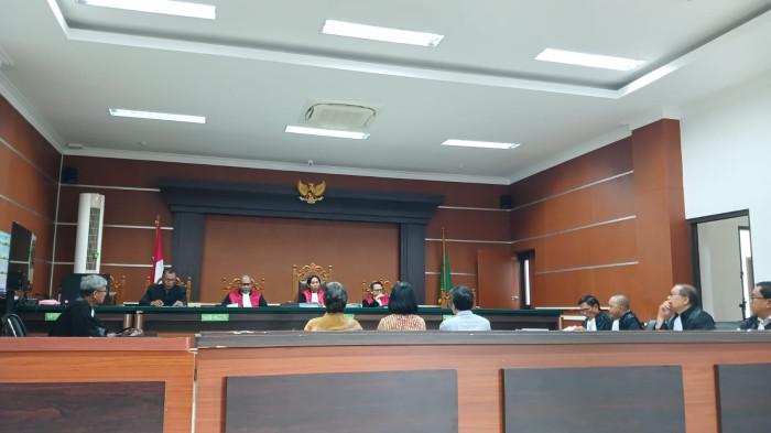 SIDANG - Sidang pembacaan nota pembelaan (pledoi) dalam perkara dugaan korupsi dana Islamic Development Bank (IsDB) dan Rupiah Murni Pendamping (RMP) dengan terdakwa mantan Rektor Universitas Sam Ratulangi (Unsrat), Ellen Kumaat, digelar di Pengadilan Negeri Manado, Jalan Adipura Raya, Kima Atas, Mapanget, Manado, Sulawesi Utara, Rabu (29/4/2026).