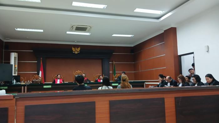SIDANG - Sidang perkara pembunuhan cucu pengusaha terkenal di Sulut, Joel Alberto Tanos alias Beto, kembali digelar di Pengadilan Negeri Manado, Senin (9/2/2026). Sidang dipimpin Ketua Majelis Hakim, Muhajir, dengan agenda pemeriksaan saksi dari JPU.
