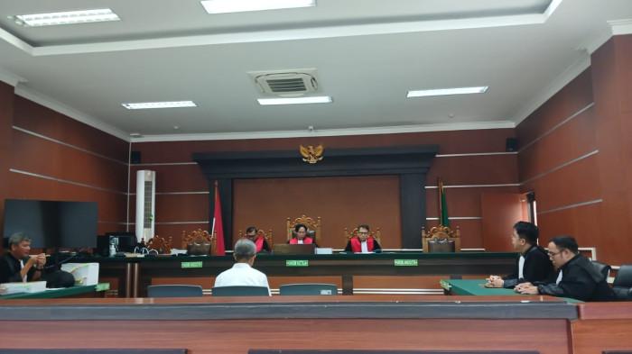 SIDANG KORUPSI - Sidang pertama perlawanan kasus korupsi dana IsDB dan RMP di Unsrat telah berlangsung di Ruang Sidang Hatta Ali, Pengadilan Negeri Manado, Jalan Adipura Raya, Kima Atas, Mapanget, Manado, Sulawesi Utara, Rabu (11/2/2026). Lelaki yang merupakan Tim Leader Project Management Supervision Control (PMSC) proyek pembangunan gedung Fakultas Teknik dan Fakultas Hukum Unsrat ini didampingi advokat, Mario Wagiu, dan tim.