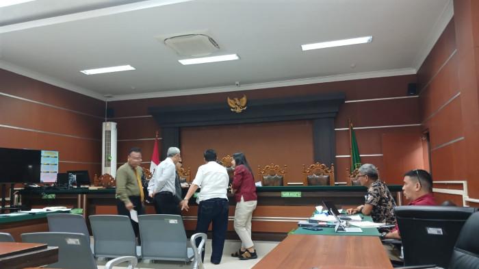 SIDANG PRAPERADILAN - Sidang praperadilan yang diajukan Bupati Kepulauan Sitaro nonaktif, Chyntia Inggrid Kalangit, terkait penetapan dirinya sebagai tersangka dalam kasus dugaan korupsi penyaluran dana stimulan siap pakai (DSP) untuk perbaikan/pembangunan kembali rumah korban erupsi Gunung Ruang Tahun Anggaran 2024 kembali digelar di PN Manado, Sulawesi Utara, Rabu (10/6/2026).