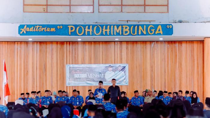 APEL - Sirajudin Lasena memimpin apel Korpri yang diikuti seluruh ASN di lingkungan Pemerintah Bolaang Mongondow Utara di Auditorium Pohohimbunga, Kantor Bupati, Selasa (17/3/2026).