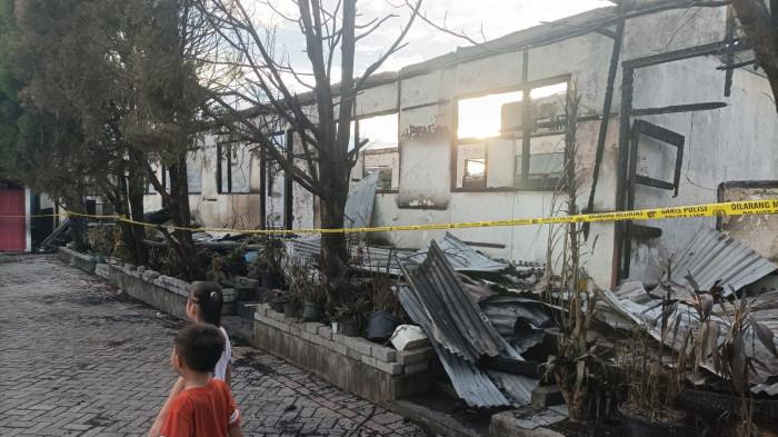 KEBAKARAN - Sisa Puing SD Negeri 61 Manado yang terbakar