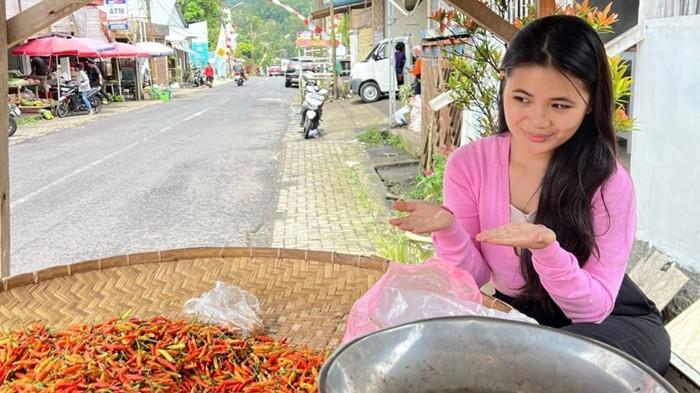 CEWEK - Sosok Agnesia Prayshe Mongkau, Cewek Minahasa yang Jualan Rica di Pasar Remboken.
