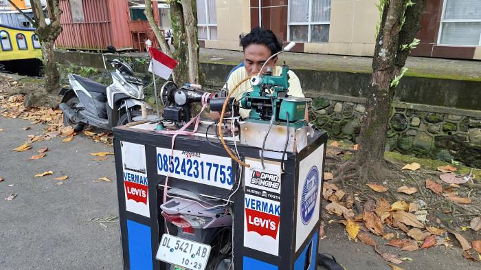 KISAH - Sosok Hendi Rustandi (56) Pria asal Bandung,Jawa Barat yang berprofesi sebagai Penjahit Keliling, Kamis (26/2/2026).