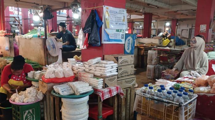 SEMBAKO - Sembako yang dijual di Pasar Bersehati, Manado, Sulawesi Utara, Rabu (3/6/2026). Pedagang dan pembeli menyebut MinyaKita kerap habis.