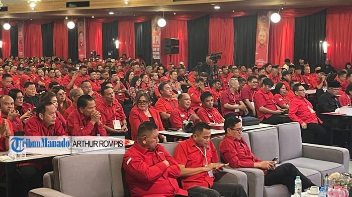 KONFERDA PDIP SULUT - Suasana kegiatan Konferensi Cabang dan Konferensi Daerah (Konferda) PDIP Provinsi Sulawesi Utara (Sulut) di Yama Resort Tondano, Kelurahan Koya Lingkungan VII, Kecamatan Tondano Selatan, Kabupaten Minahasa, Sulut, Selasa (23/12/2025). Struktur Pengurus Ketua DPC PDIP 12 Kabupaten Kota di Sulut. Theo Kawatu hingga Geraldi Mantiri.