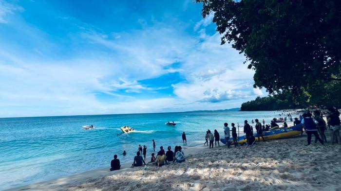 PANTAI PAAL - Suasana Pantai Paal, Desa Marinsow, Kecamatan Likupang Timur, Kabupaten Minahasa Utara (Minut), Provinsi Sulawesi Utara (Sulut), Sabtu (31/1/2026), tampak ramai.
