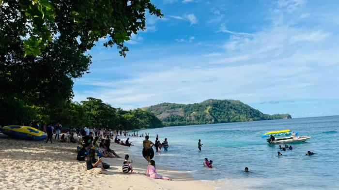 PANTAI PAAL - Suasana Pantai Paal, Desa Marinsow, Kecamatan Likupang Timur, Kabupaten Minahasa Utara (Minut), Provinsi Sulawesi Utara (Sulut), Sabtu (31/1/2026), tampak ramai.