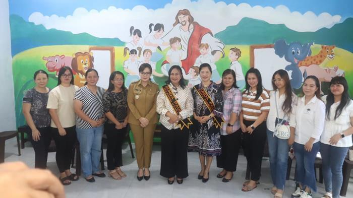 CERIA - Suasana ceria tampak di PAUD Happy Holy Kids Tomohon saat Bunda PAUD Provinsi Sulawesi Utara, Bunda Anik Yulius Selvanus, berkunjung ke sana pada Senin (13/10/2025). Ibu Anik didampingi Wakil Wali Kota Tomohon, Sendy G. A. Rumajar dan Bunda PAUD Kota Tomohon, drg. Jeand’arc Senduk-Karundeng.