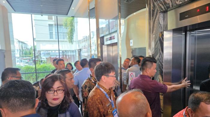 SUASANA: Suasana di Kantor BSG Sulut saat persiapan Rapat Umum Pemegang Saham, terlihat beberapa kepala daerah sementara antri naik ke Lantai 6 kantor BSG