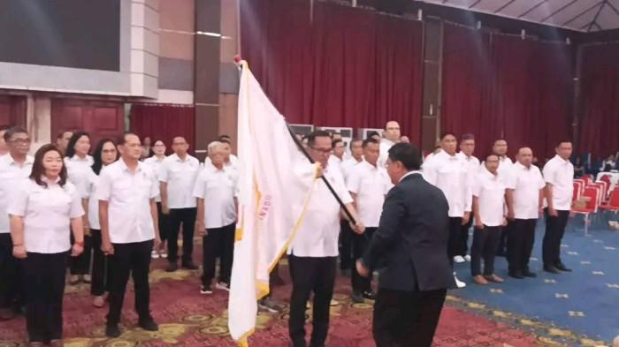 SEMANGAT - Suasana penuh semangat mewarnai prosesi pengukuhan dan pelantikan Pengurus KONI Manado masa bakti 2025-2029 yang digelar di Gedung Serbaguna Kantor Wali Kota Manado, Jumat (20/2/2026) malam.
