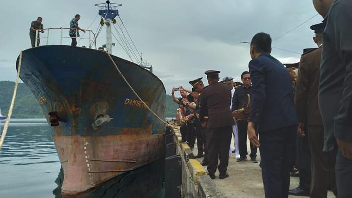 TABUR BUNGA: Suasana saat giat tabur bunga di Pelabuhan Labuhan Uki, Kecamatan Lolak, Bolmong, Sulut sebagai peringatan Hari Pahlawan 2025 dan mengenang jasa para pahlawan, Senin (10/11/2025). Sebelum melaksanakan tabur bunga, Yusra Alhabsyi memperingati upacara Hari Pahlawan di halaman kantor Bupati Bolmong.